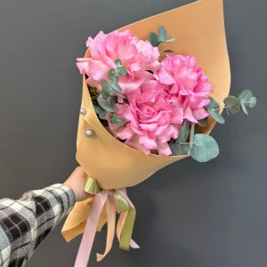 Французские розы с эвкалиптом в упаковке